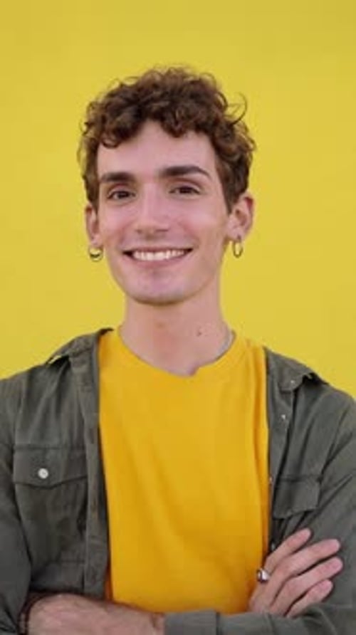 Portrait d'un jeune homme caucasien joyeux avec un sourire radieux