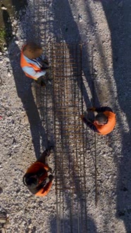 Estructura vertical de construcción de vídeo con núcleo central y espacios abiertos