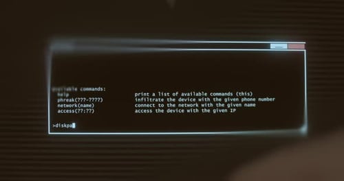 Interface thématique sur le piratage répertoriant les commandes disponibles