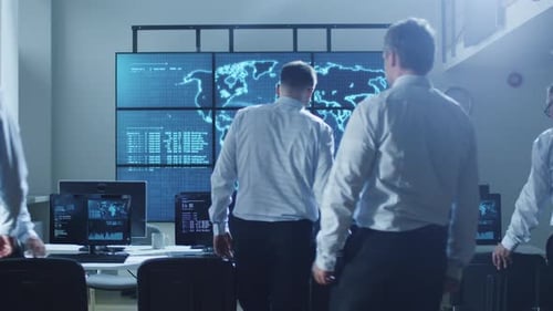 Team von IT-Fachleuten beginnt mit der Arbeit im Überwachungsraum