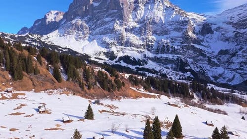 Montaña Wetterhorn en invierno: vista aérea de Suiza