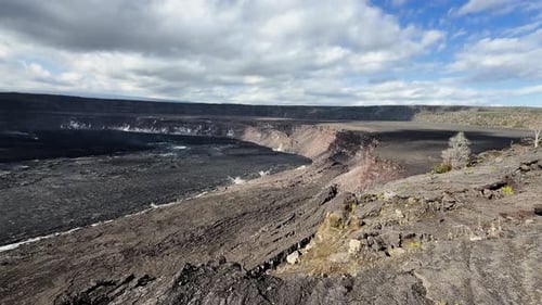 Paisaje de la caldera de Kilauea con fumarolas ligeras