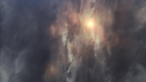 Soleil vertical 4k brillant derrière des nuages sombres