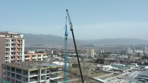 Una foto aérea que se mueve hacia abajo de una grúa que se está ensamblando desde cero. Otro mes
