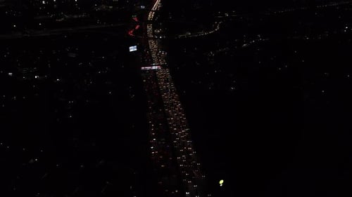 tráfico de autopista, ambiente nocturno de una ciudad