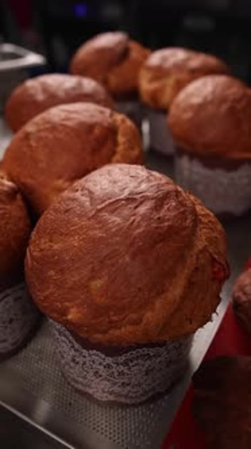 der Küchenchef bereitet Osterkuchen in der Küche zu. verwendet spezielle Geräte
