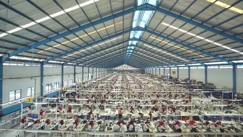 Mitarbeiter einer überfüllten Fabrik