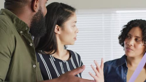 Divers amis masculins et féminins discutant, travaillant ensemble à la maison, Ralenti