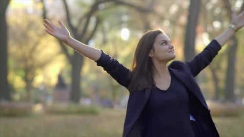 Beautiful young women enjoying colorful autumn park. happiness lifestyle scene