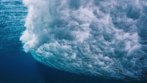 Vague océanique. Une puissante vague océanique claire se déchaîne et se brise sur le spot de surf des Maldives