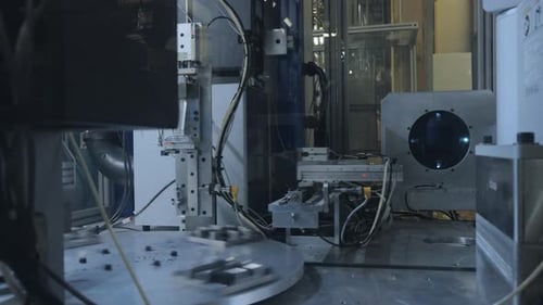 Timelapse d'un processus de fabrication industrielle automatisé complexe