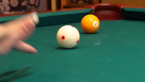 Billardspieler schießt 1 gelben Ball in die Ecktasche, indem er einen Spielball zeichnet oder dreht