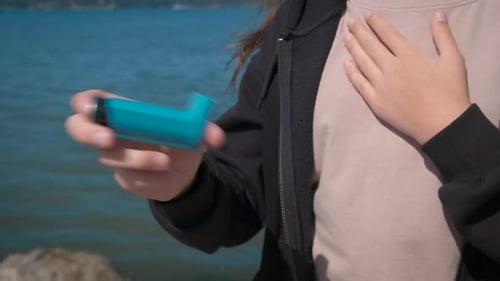 Mädchen mit Asthma am See