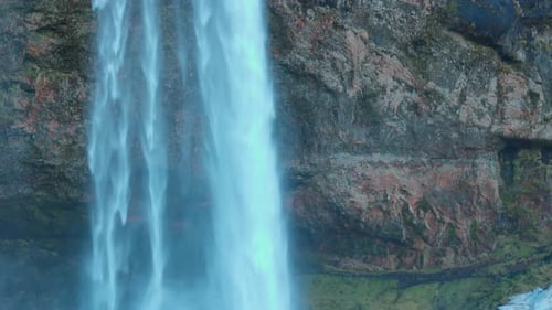 Paisaje nórdico de cascada que desciende