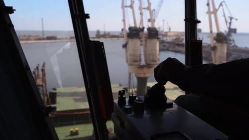 Joysticks de commande manuels dans la cabine de l'opérateur du terminal céréalier, travailleur du lieu de travail contrôlant le chargement
