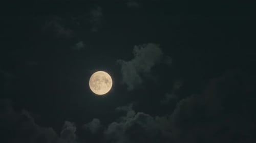 Mond und Wolken in Echtzeit am dunklen Himmel