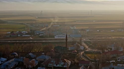 Drohnenblick auf Dorf und Moschee bei Sonnenaufgang