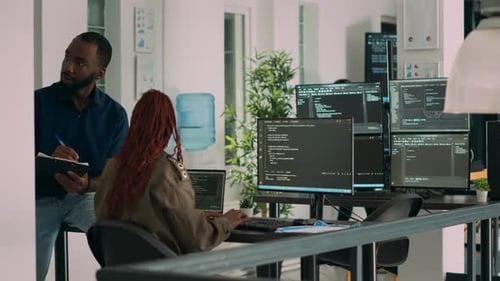 Une équipe afro-américaine de programmeurs cloud parle de la programmation et de la compilation de code