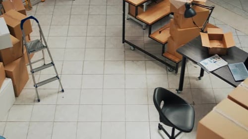 Entrepôt vide avec des piles de colis en carton