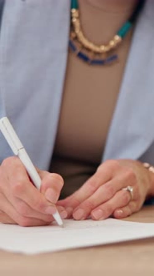 Vertrag, Schrift und Hände einer Frau mit Berater für Geschäftsvereinbarung, Bewerbung oder rechtliche Informationen
