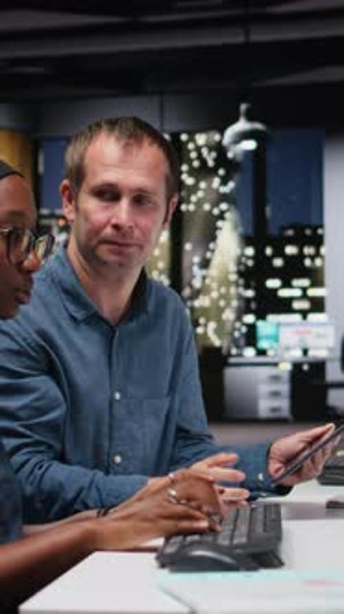 Vertikales Videotechnikteam, das komplexen Code auf dem Computer eingibt, entwickelt maschinelles Lernen
