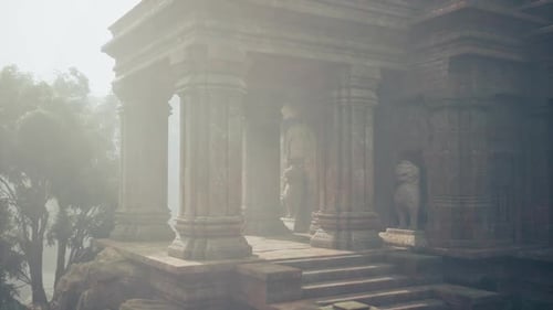 Ancien temple enveloppé de brume dans la jungle du Myanmar à l'aube