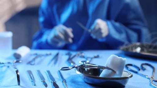 Médecin avec différents outils chirurgicaux à table à l'hôpital, gros plan