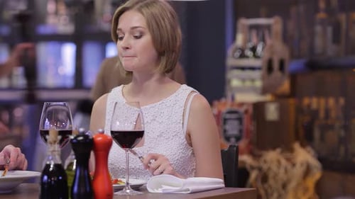 Couple charmant profitant d'un dîner romantique dans un restaurant confortable