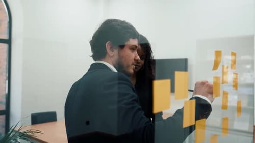 Discussion animée sur de jeunes hommes d'affaires prometteurs