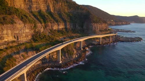 Dirija por uma estrada costeira panorâmica com vistas deslumbrantes