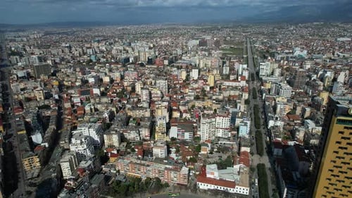 Los barrios de Tirana: la evolución urbana que rodea el centro de la capital de Albania, reflejando la dinámica