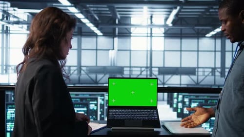 Mitarbeiter im Rechenzentrum verwenden Mockup-Laptop zur Integration umweltfreundlicher Technologien