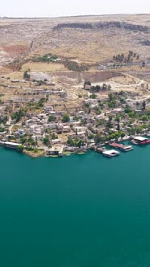 Vidéo verticale par drone de Halfeti avec les routes et les rives de la rivière