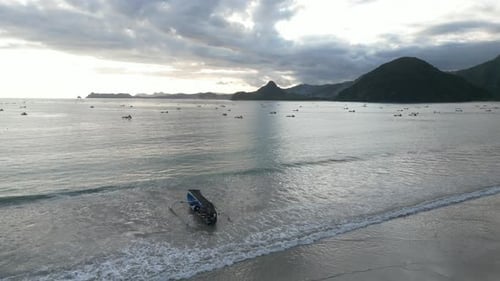 Blick auf die Küste auf die Berge, Boote und das Meer in Lombok, Indonesien. Aus der Luft.