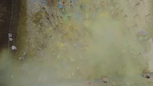 NEW YORK, USA, August 2018 View Holiday of Colored Paints Fest, leuchtendes Puder auf Haaren und Kleidung von