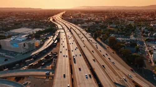 Transport auf den Straßen der breitspurigen Autobahn bei Sonnenuntergang.