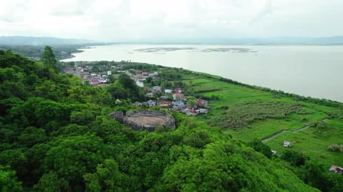 Ancienne forteresse en pierre à Gorontalo avec fond pittoresque du lac Limboto