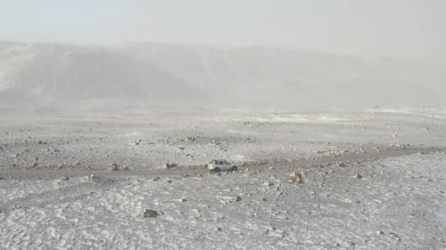 Tracking-Aufnahme eines Geländefahrzeugs, das durch eine Schneepfade in der Wildnis fährt
