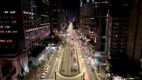 Avenida Paulista à noite no centro de São Paulo, Brasil.