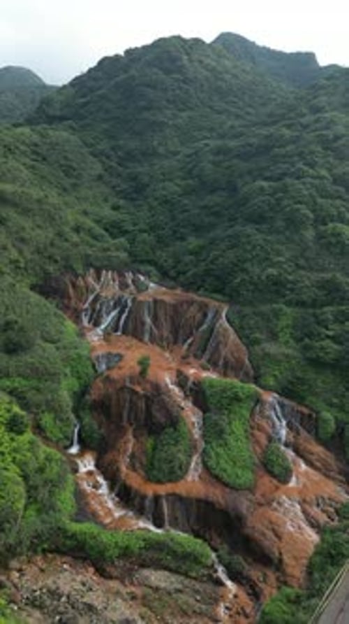 Vídeo aéreo de uma cachoeira dourada em Ruifang, Taiwan