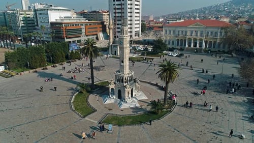 Blick von der Drohne auf den Izmir-Konak-Platz und den Glockenturm