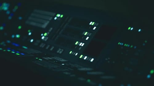Indicadores de estado de naves espaciales, luces verdes y paneles de visualización