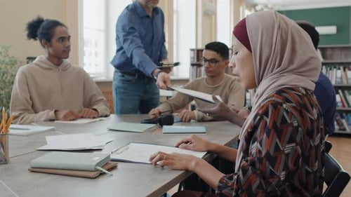 Lehrer verteilt Grammatiktest an Schüler