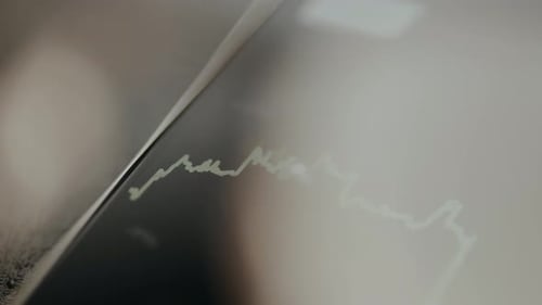 Lineares Diagramm mit hervorgehobenem Blickpunkt durch eine Brille