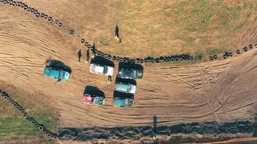 Camino de tierra seca en verano. Día soleado. Un coche recoge mucho polvo a gran velocidad. Las carreras de autos deportivos