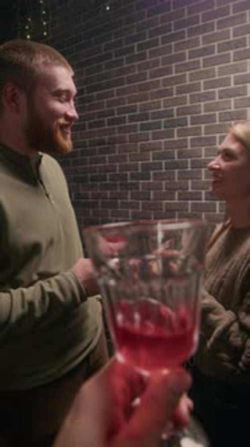 POV de amigos tilintando óculos em uma festa no pátio