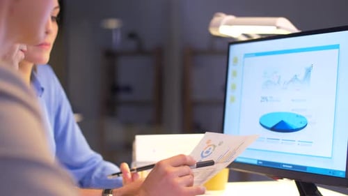 Geschäfts-, Termin- und Technologiekonzept - Mitarbeiter, die am Computer mit Diagrammen arbeiten