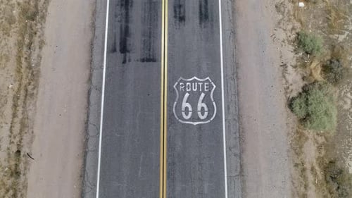 Das Auto fährt über das Route 66-Schild.