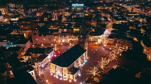 Hyperlapse aus der Luft, die Gebäude, Autos und Stadtlandschaft zeigt.
