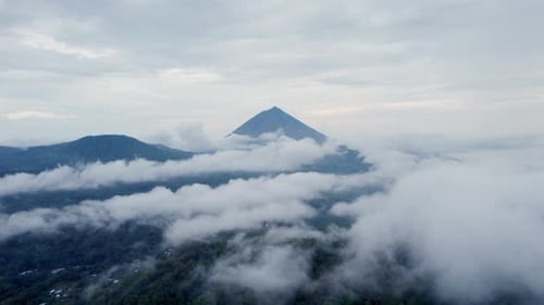 Drohnenaufnahme des Vulkans Mount Inerie über einem Wolkenmeer